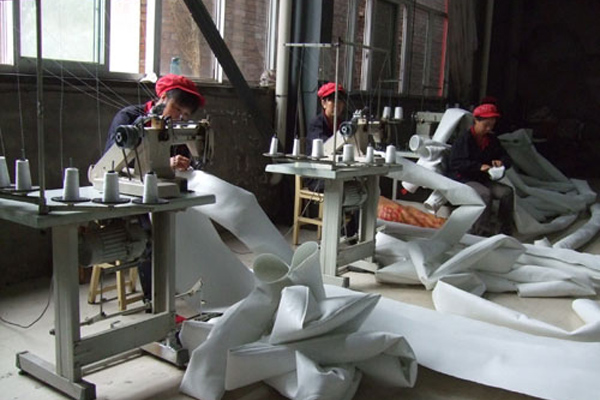 布袋車間正在為除塵設備加工布袋